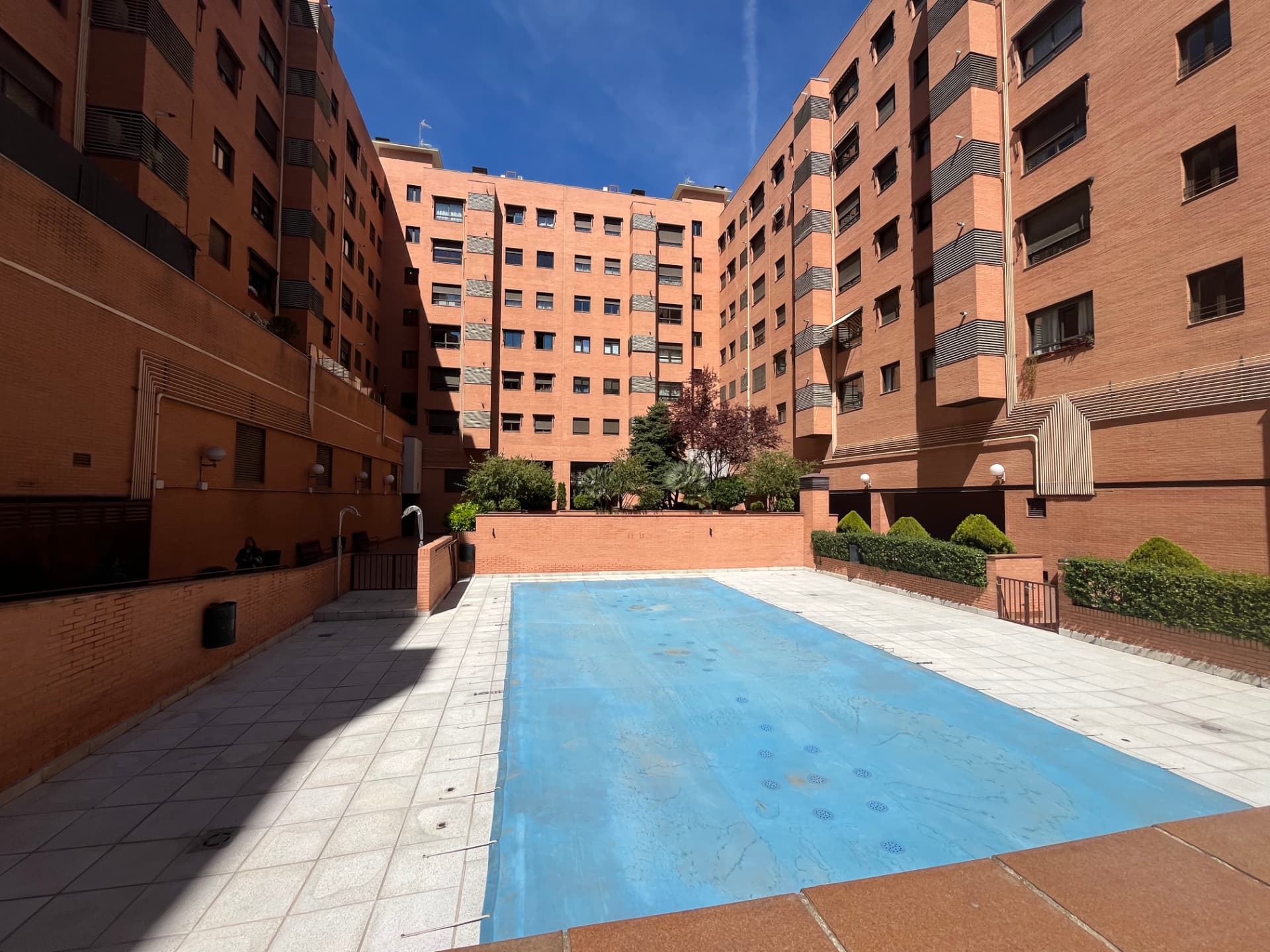 Patio interior de la comunidad de propietarios con la piscina